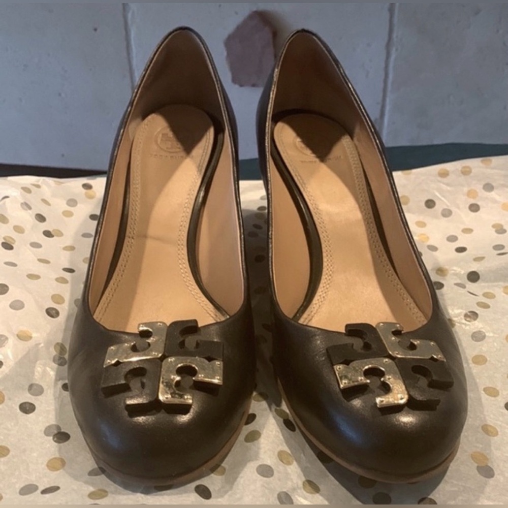 Tory Burch Lowell Wedge Pump w/ Gold Tone Logo- 9.5 - Picture 5 of 6